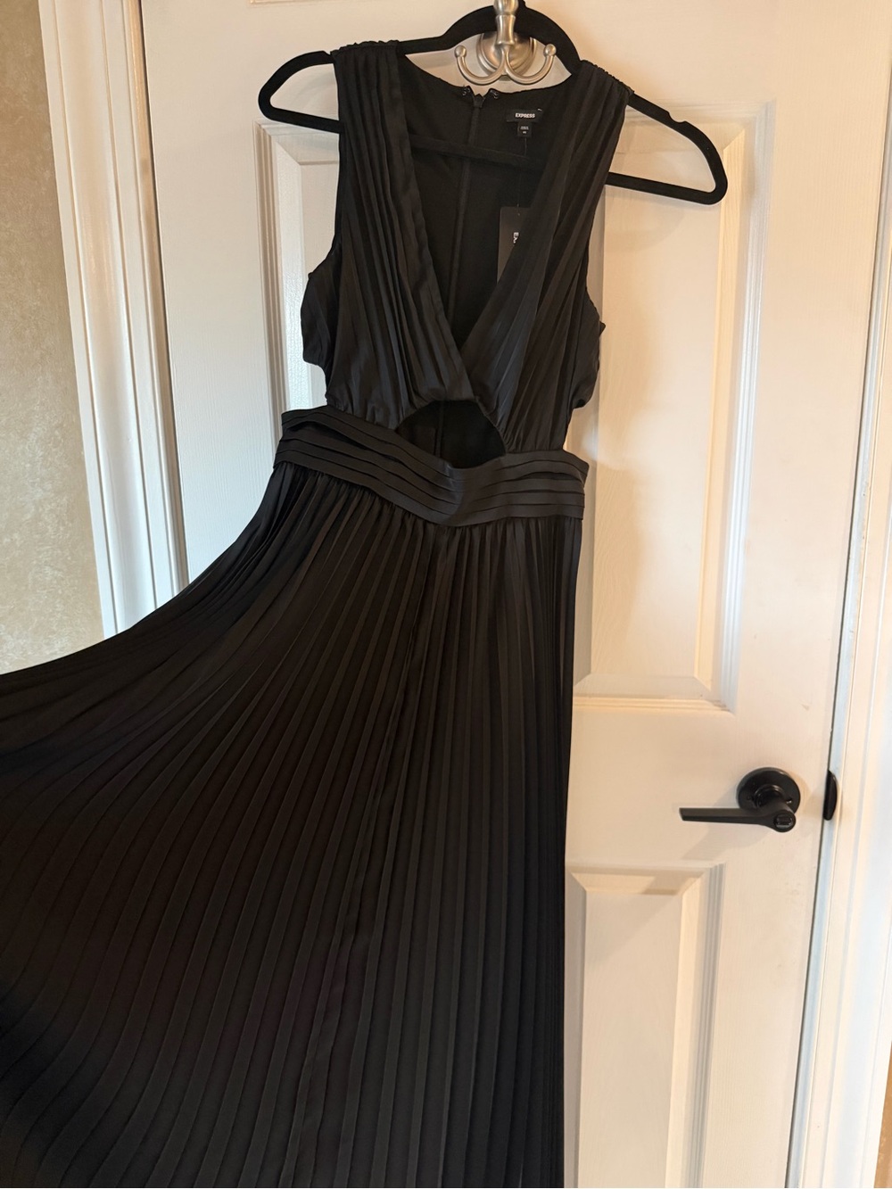 Express Black Pleated V-Neck Maxi Dress with Waist Cutout